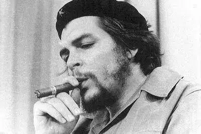 el-che-fumando-un-puro.webp