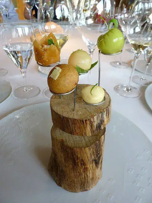 El_Celler_de_Can_Roca_serving_display.webp