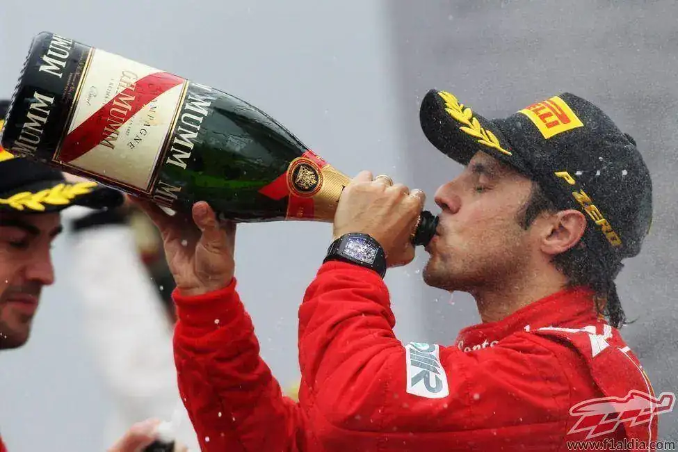 elipe-massa-bebe-champan-en-el-podio-de-interlagos.webp