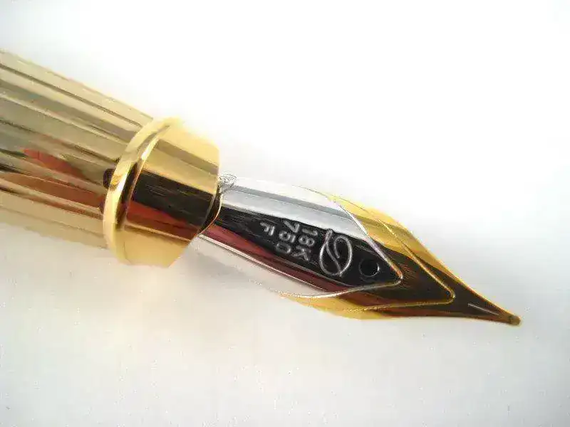 -Ellipsis-Fountain-Pen-Lacquer-Gold-trim-471450--1.webp