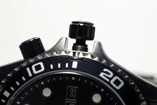 em65007b_crown.webp