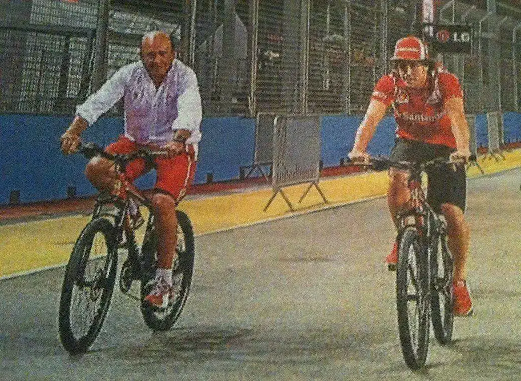 EMILIO+BOTIN+FERNANDO+ALONSO+FORMULA+1+BICICLETA.webp