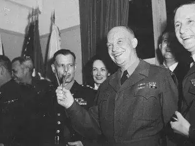 en-dwight-eisenhower-holding-pens-in-v-for-victory.webp