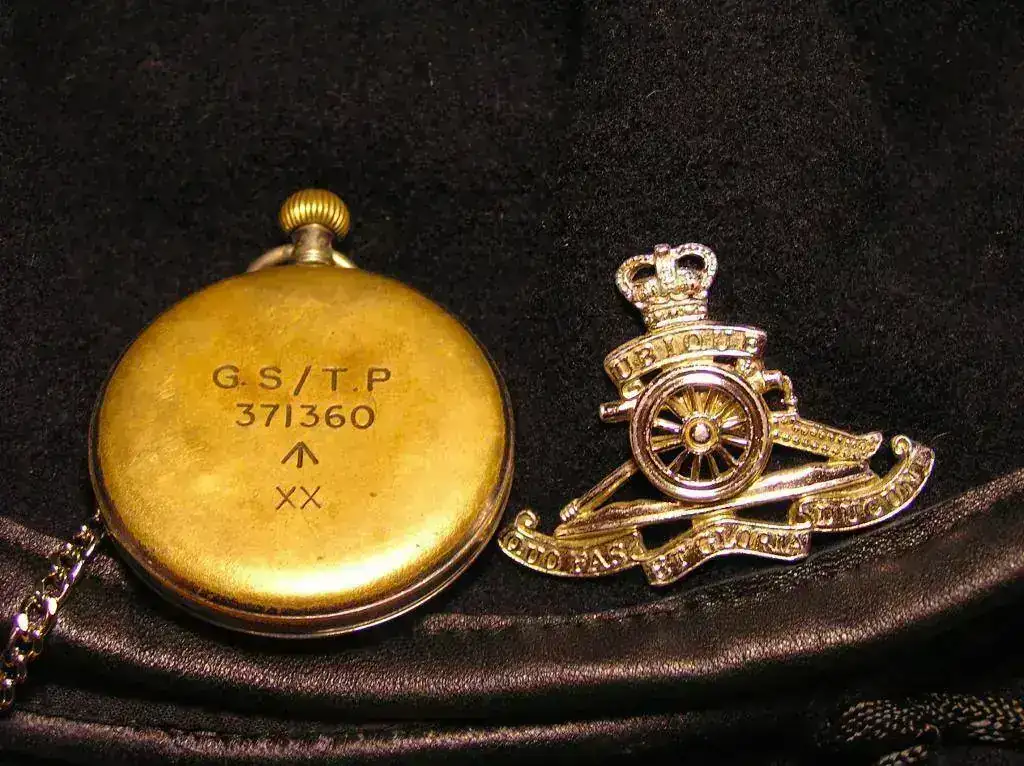 ENICAR TRASERA Y BOINA DEL ROYAL ARTILLERY REGIMENT.webp