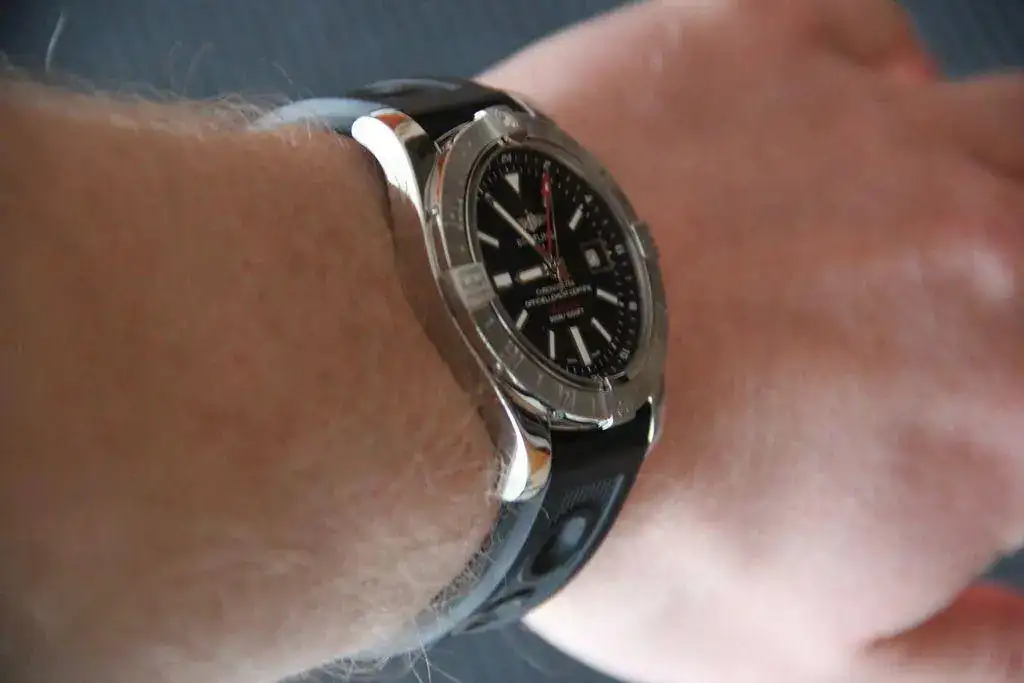 er-odyssee-breitling-avenger-ii-gmt-a3239011-wrist.webp