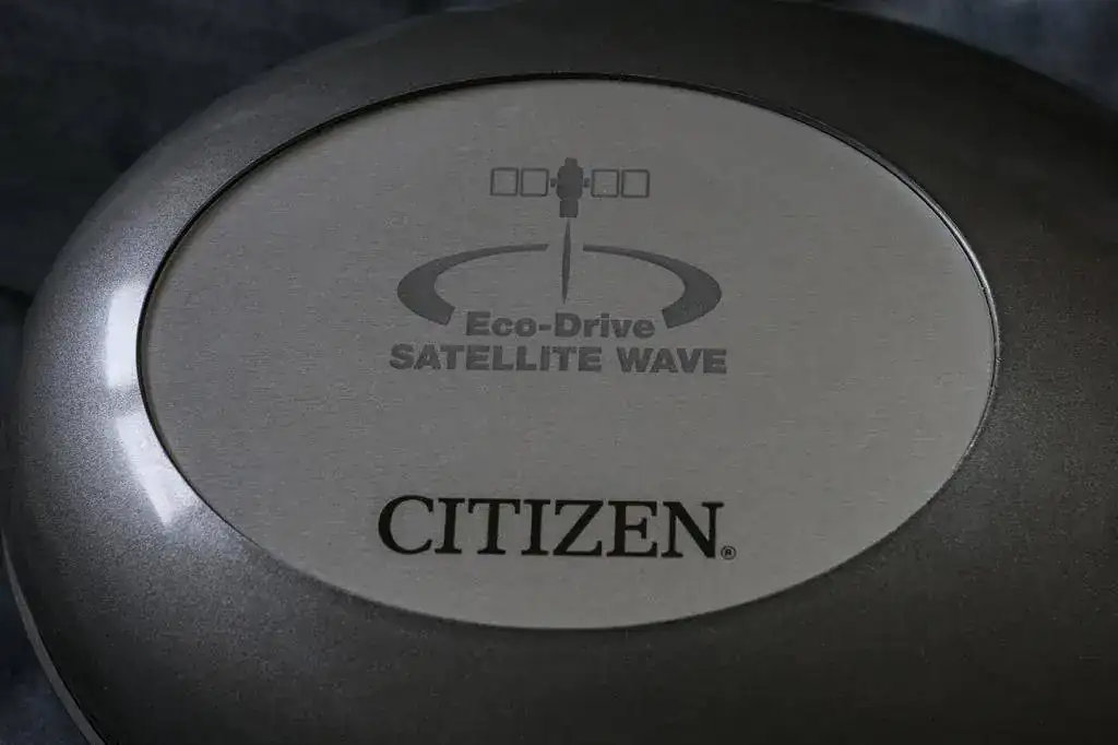 Estuche Ovni Detalle Logos.webp