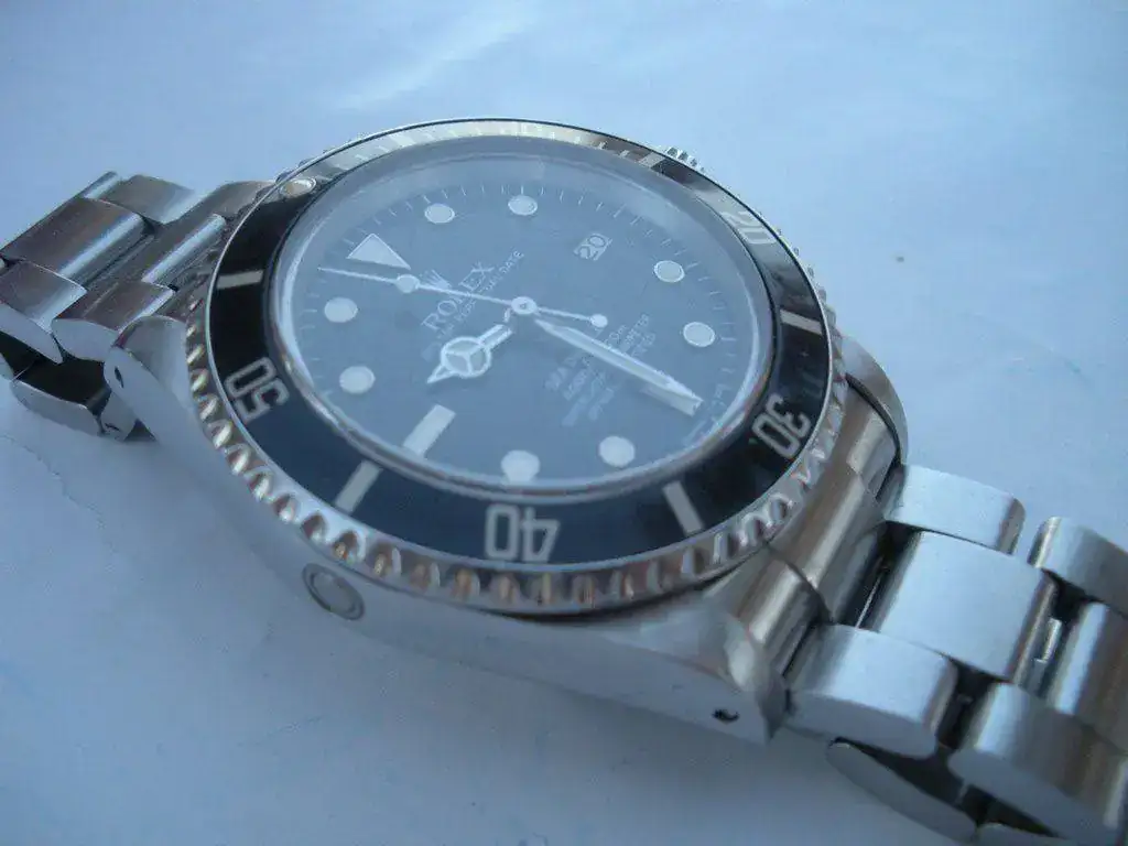 ex-Sea-Dweller-16660-Triple-Six-Spider-Web-Dial-01.webp