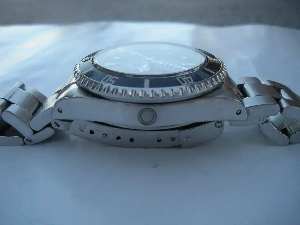 ex-Sea-Dweller-16660-Triple-Six-Spider-Web-Dial-15.webp