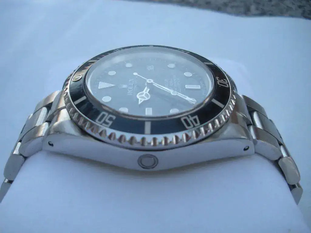 ex-Sea-Dweller-16660-Triple-Six-Spider-Web-Dial-17.webp