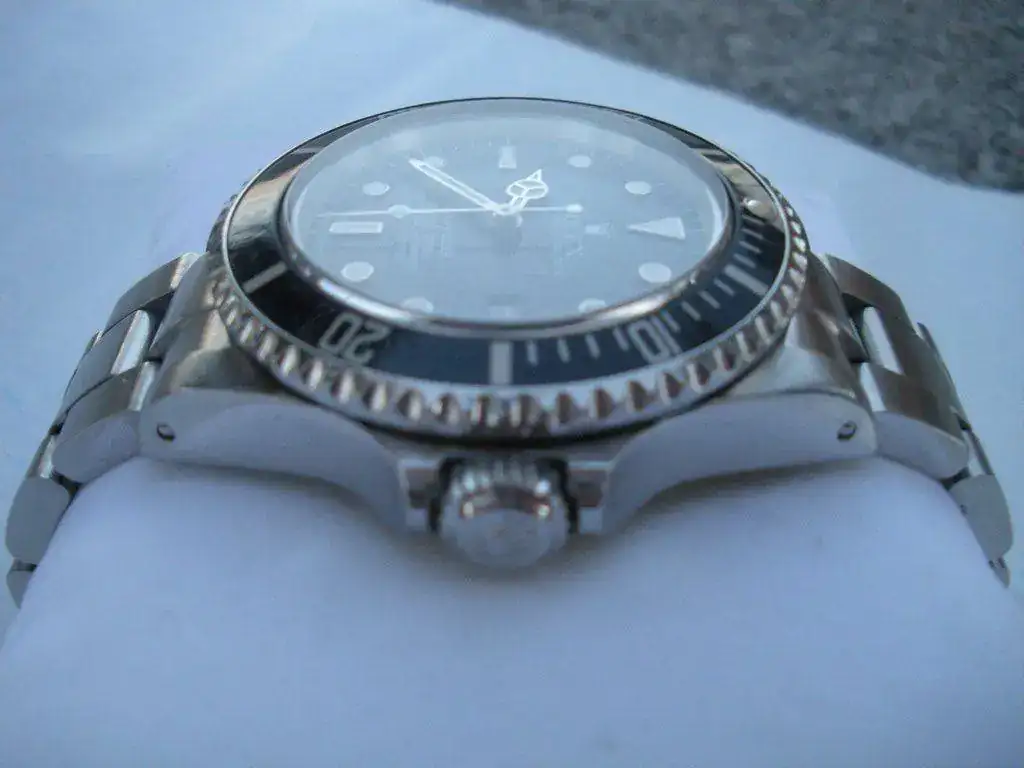 ex-Sea-Dweller-16660-Triple-Six-Spider-Web-Dial-25.webp
