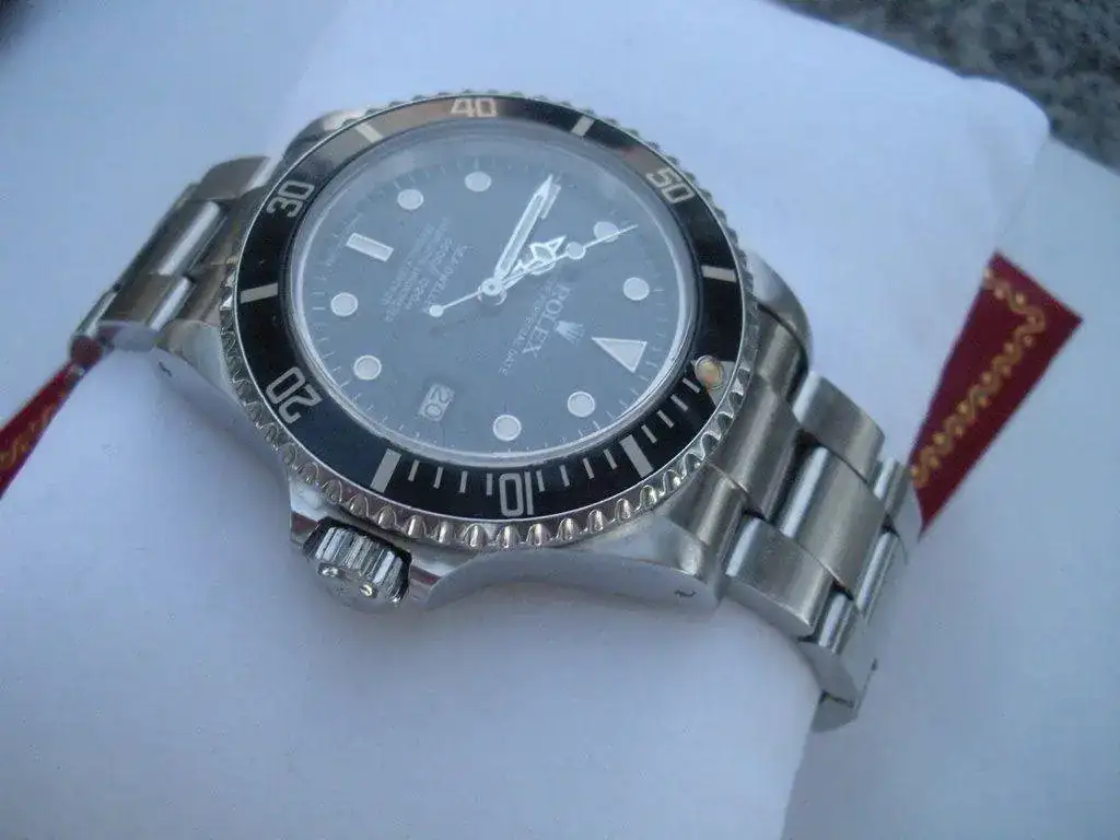 ex-Sea-Dweller-16660-Triple-Six-Spider-Web-Dial-45.webp