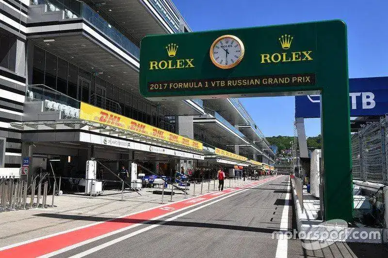 f1-russian-gp-2017-pit-lane-and-rolex-clock.webp