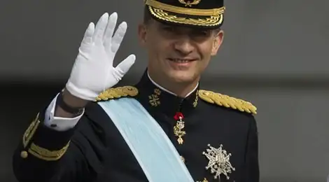felipe-vi-saluda-tras-primer-discurso-rey-espana_m.webp