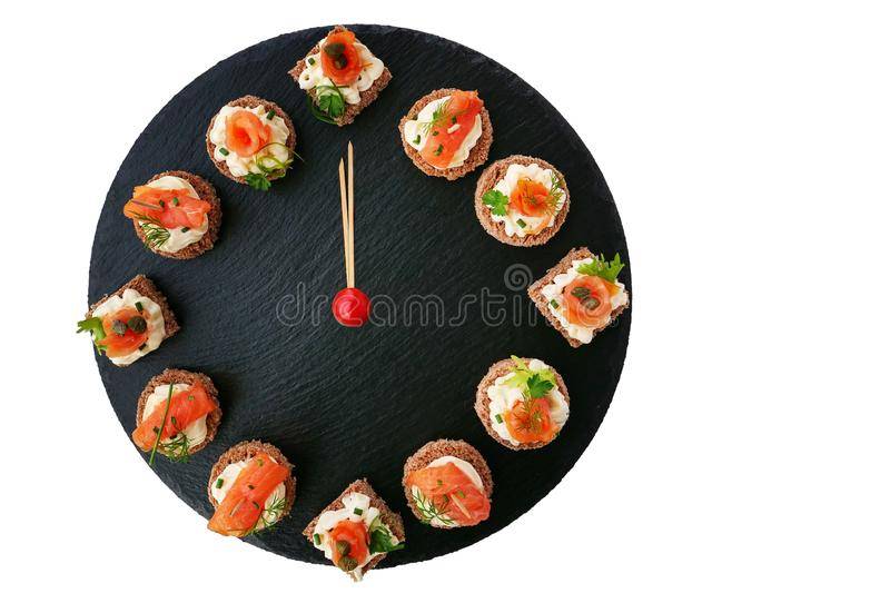 feliz-año-nuevo-demostración-del-reloj-las-idea-creativa-de-la-comida-con-canapes-salmón-ahuma...jpg