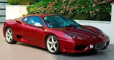 ferrari-360-hello-kitty-1.webp