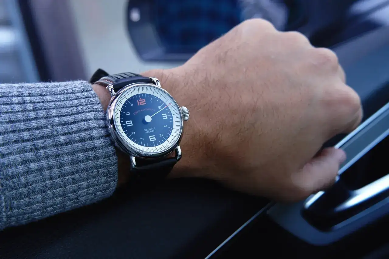 Ferro-Co.-Distinct-III-Vintage-Racing-Watch-Model.webp