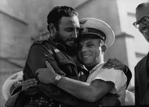 Fidel-Castro-junto-a-Yuri-Gagarin-03.webp