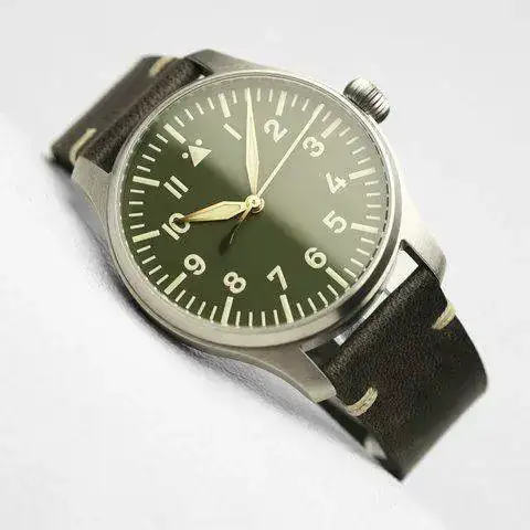 fliegeruhr_gruen_schraeg-stowa-2600.webp
