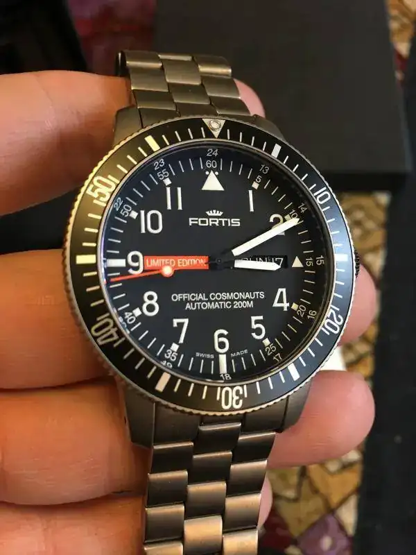 Fortis B42 Cosmonauts titanio edicion limitada.webp