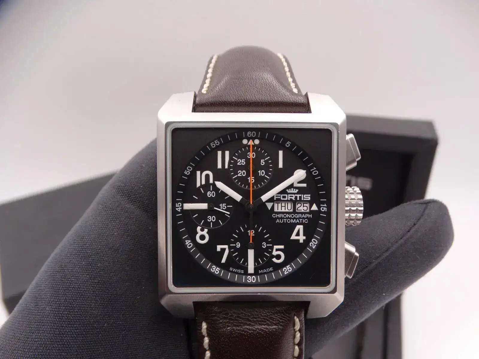 Fortis Square Chronograph 01005.webp
