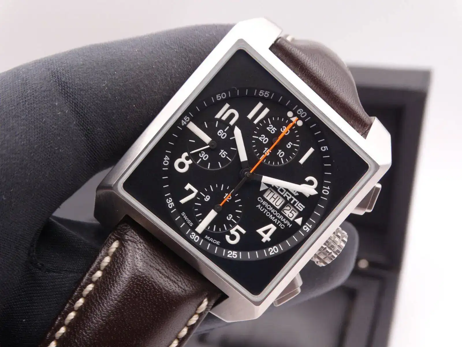 Fortis Square Chronograph 01021.webp