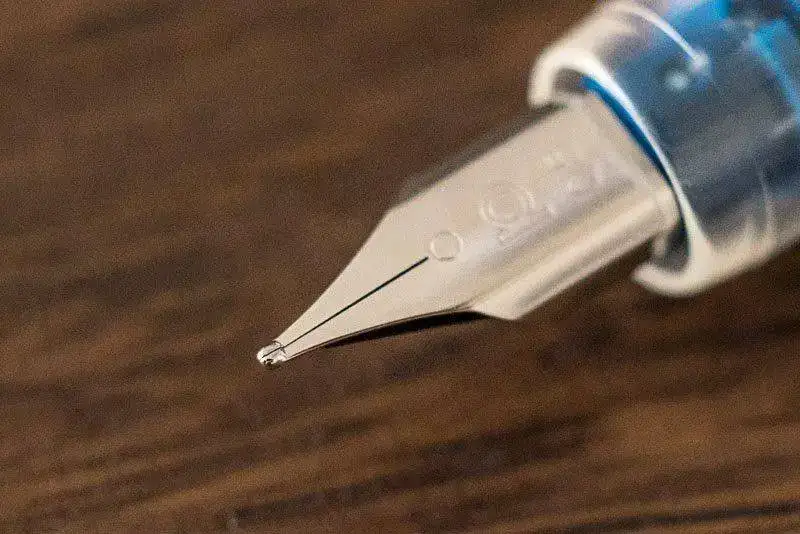 Foto 14b Pluma Pilot Varsity Disposable punto fusion.webp