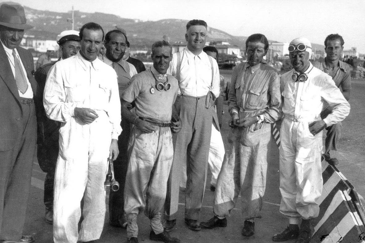 Foto de 1935, Enzo Ferrari (en el centro) y el conde Trossi (a su derecha) con la “Trossi Leg...jpeg