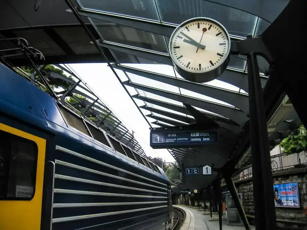 fotografia-reloj-en-las-estaciones-de-tren-de-suiza-2.webp