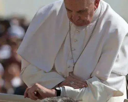 francisco-mirando-su-reloj.webp