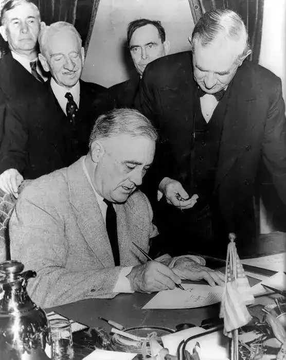 Franklin_Roosevelt_signing_declaration_of_war_against_Germany.webp