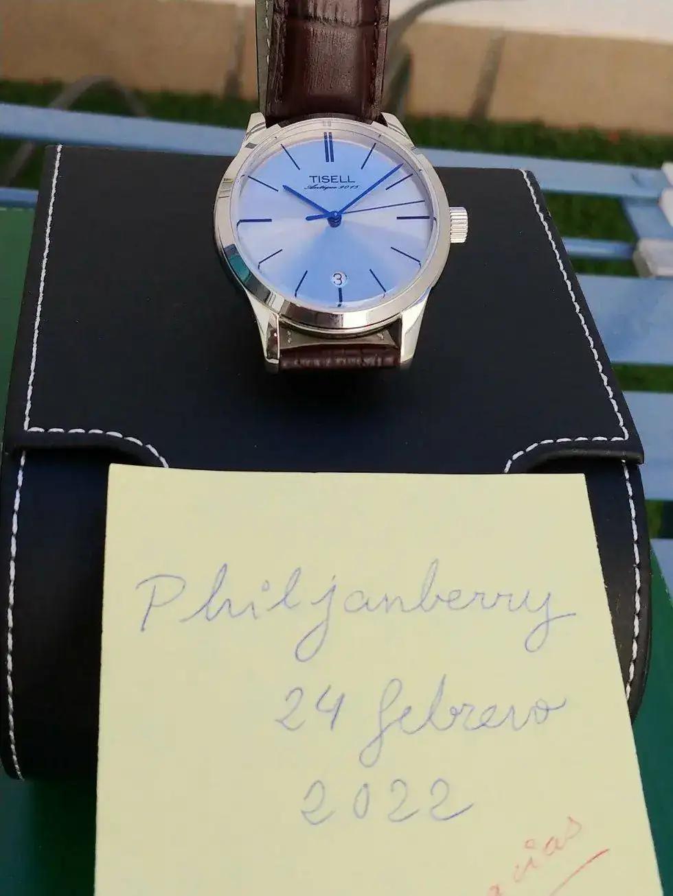 frontal y caja fuera.webp