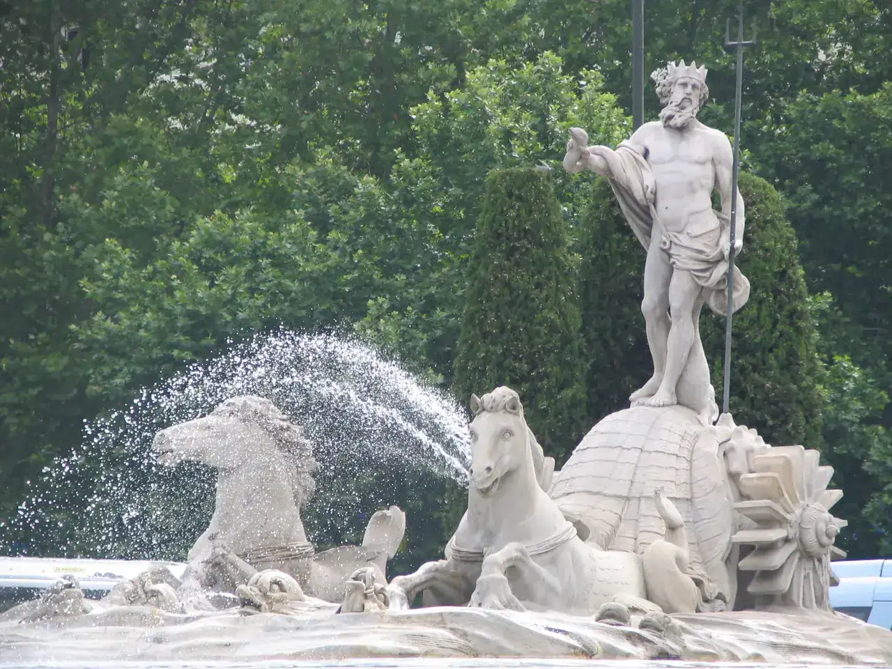 Fuente_de_Neptuno_(Madrid)_01.webp