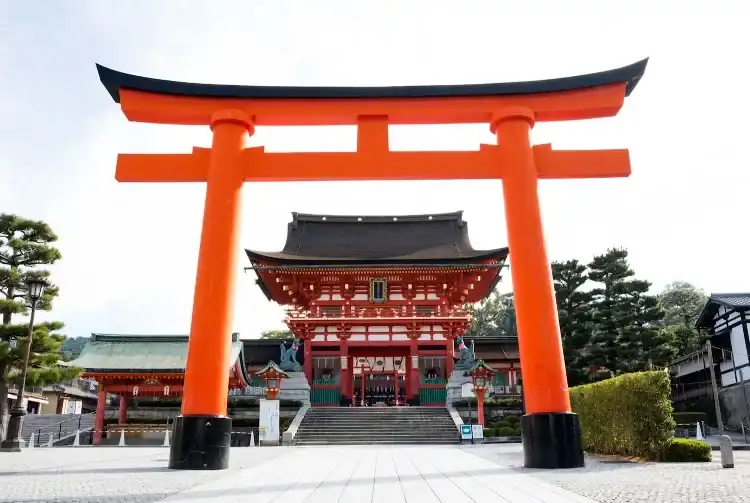 Fushimi-inari-taisha-shrine.webp