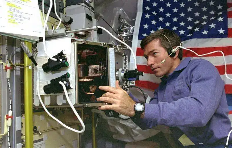 g-shock-nasa-2012-gge-3.webp