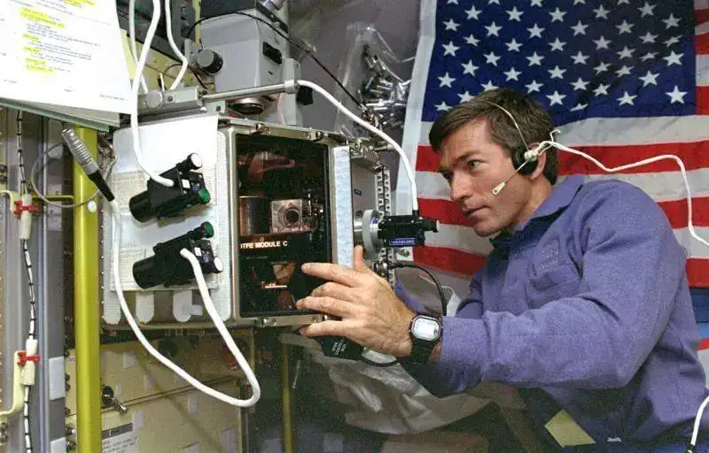 g-shock-nasa-2012-gge-3.webp