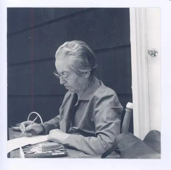 Gabriela Mistral_escribiendo.webp