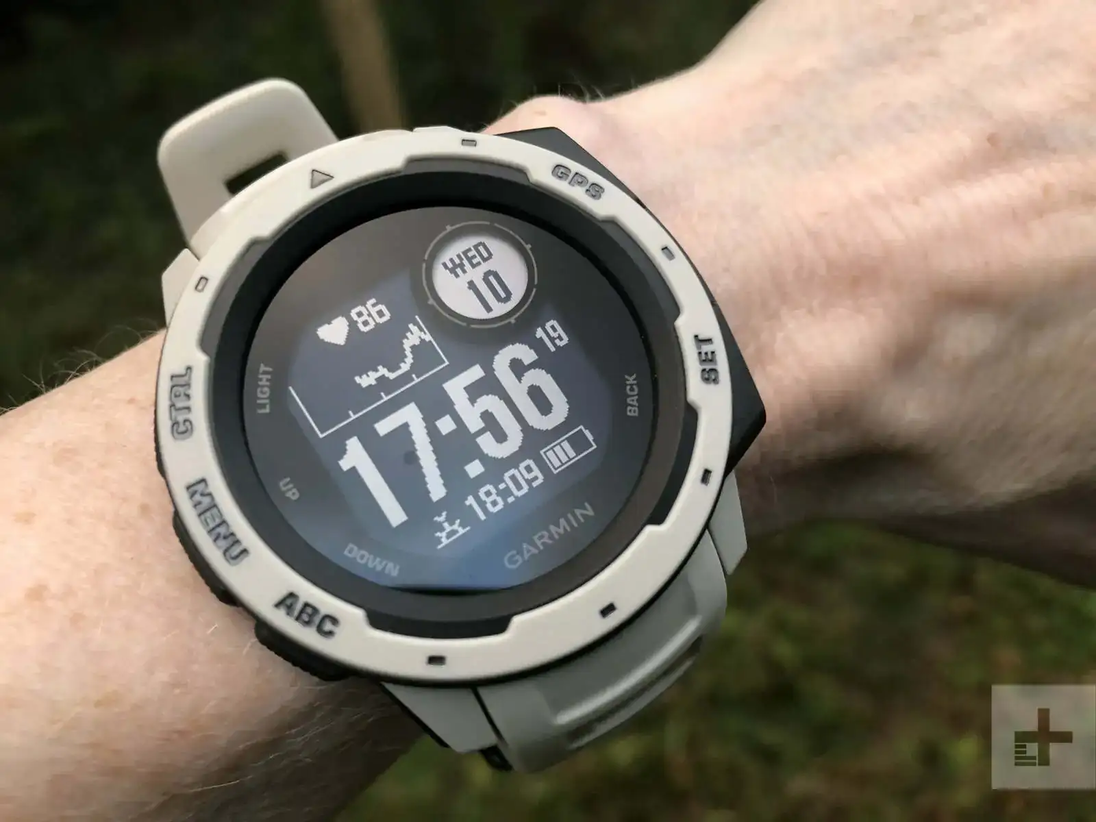 garmin-instinct-front-close-face.webp