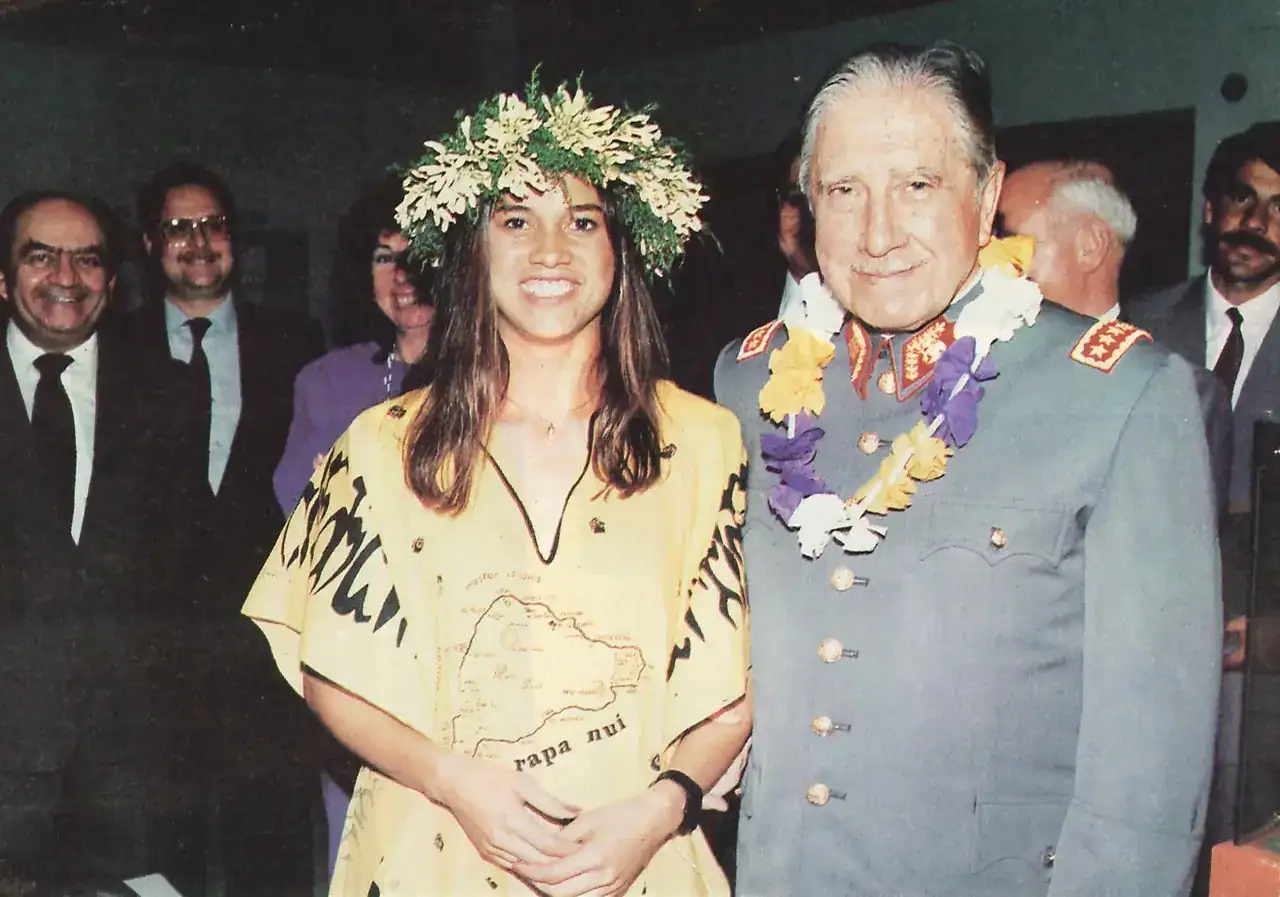 General_Pinochet_junto_a_una_pascuense.webp