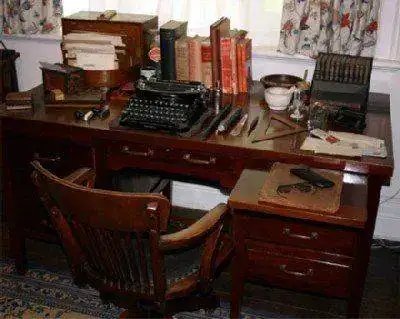 george-bernard-shaw-desk.webp