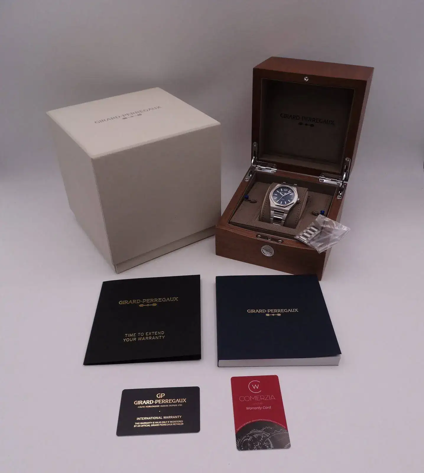 Girard Perregaux Laureato Blue 01607.JPG