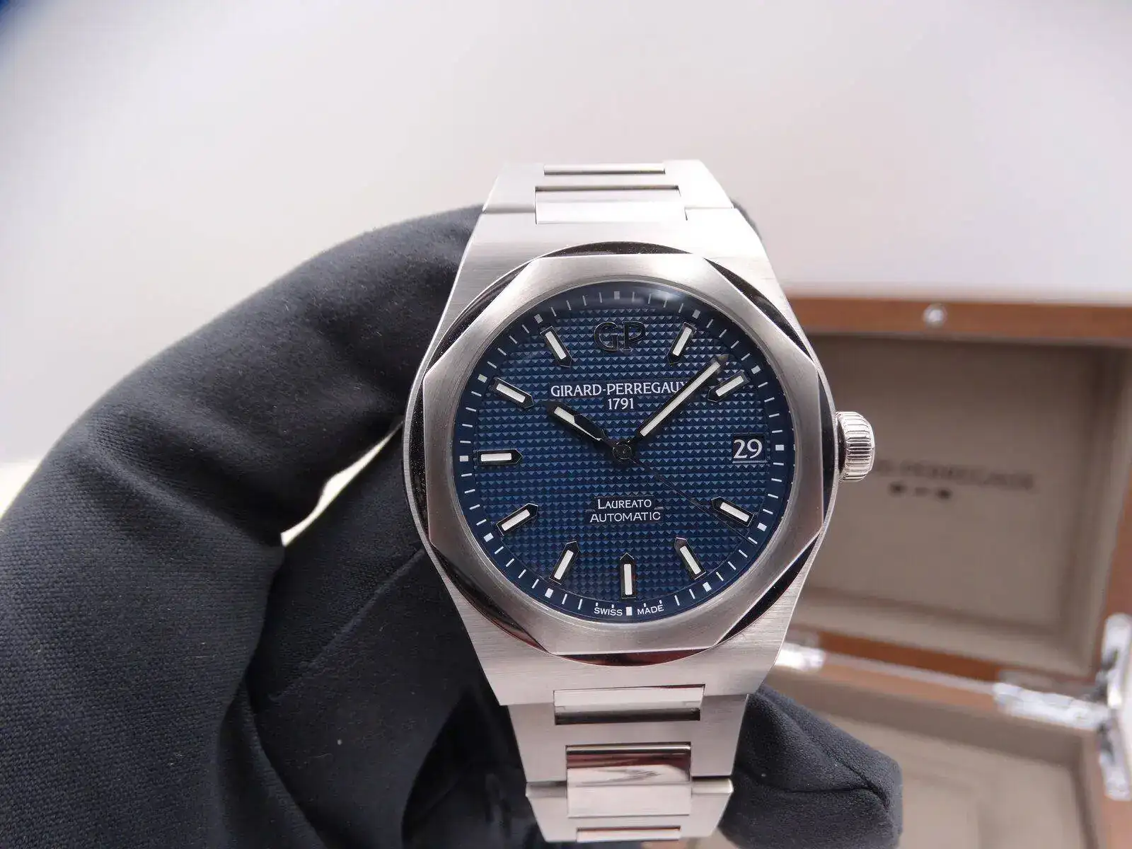 Girard Perregaux Laureato Blue 01612.JPG