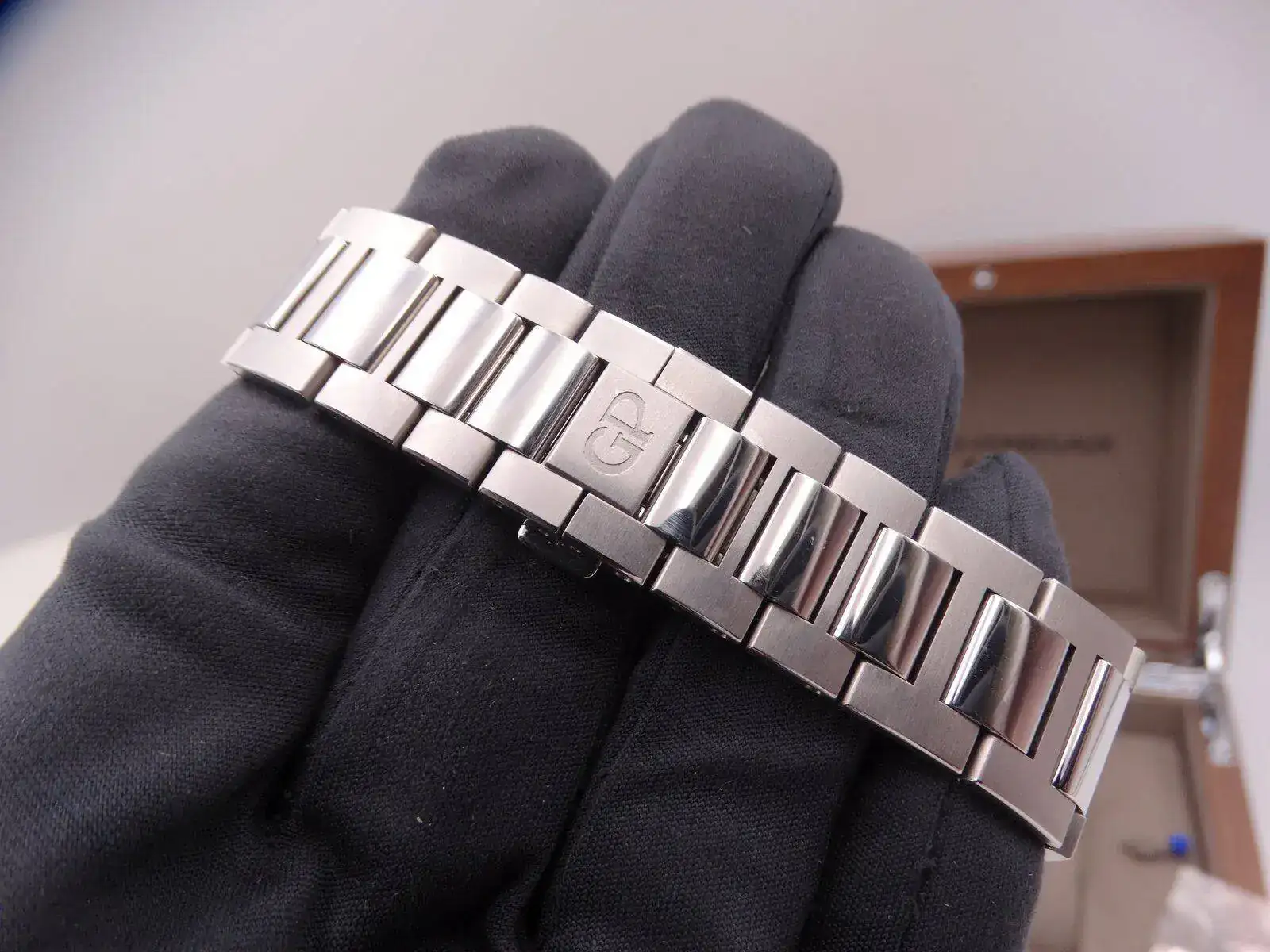 Girard Perregaux Laureato Blue 01617.JPG