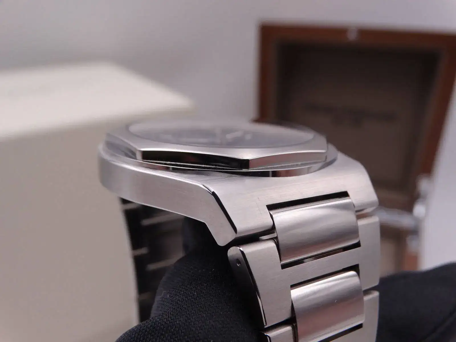 Girard Perregaux Laureato Blue 01620.JPG