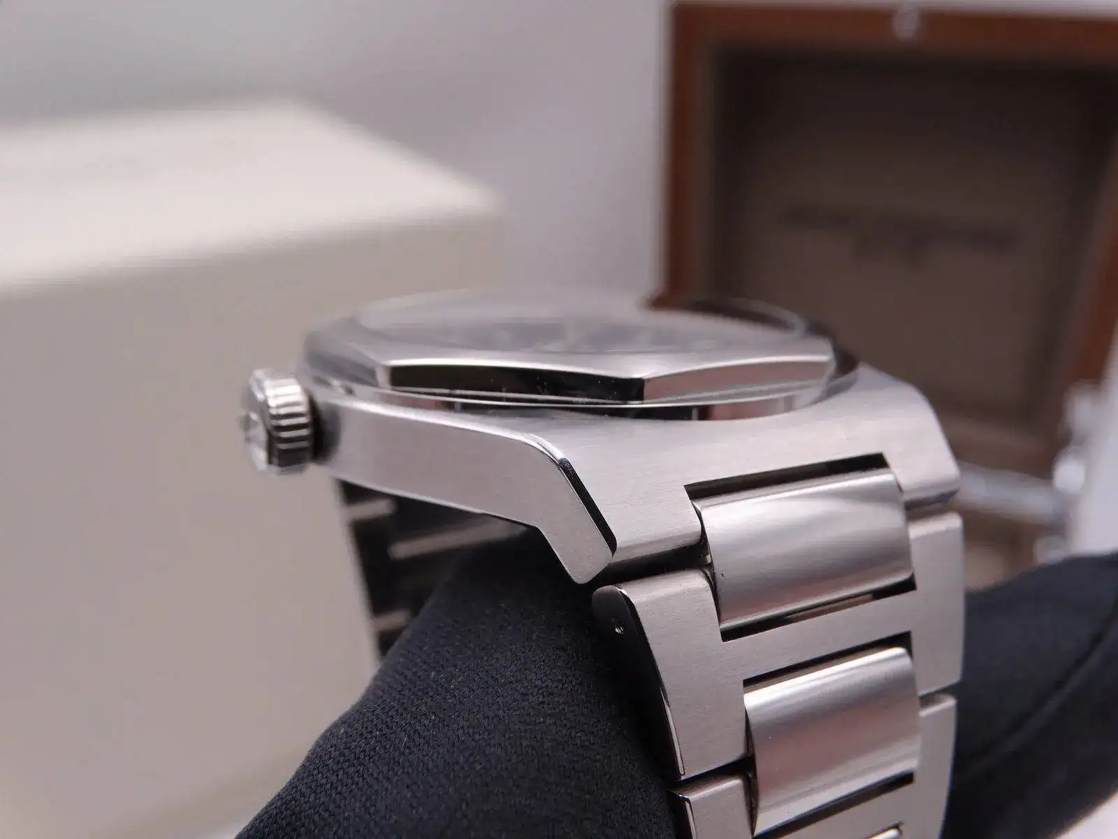 Girard Perregaux Laureato Blue 01622.JPG