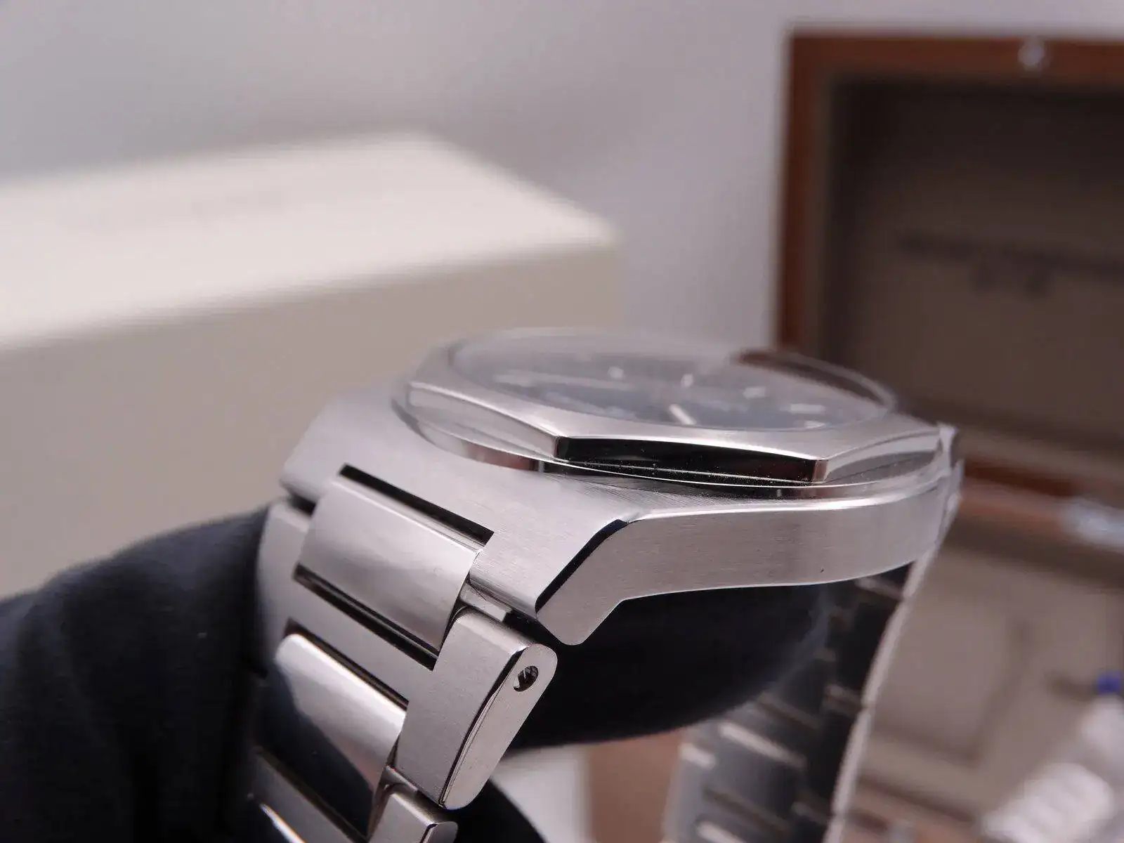 Girard Perregaux Laureato Blue 01623.JPG