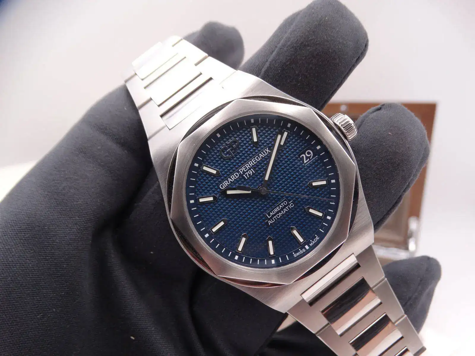 Girard Perregaux Laureato Blue 01625.JPG