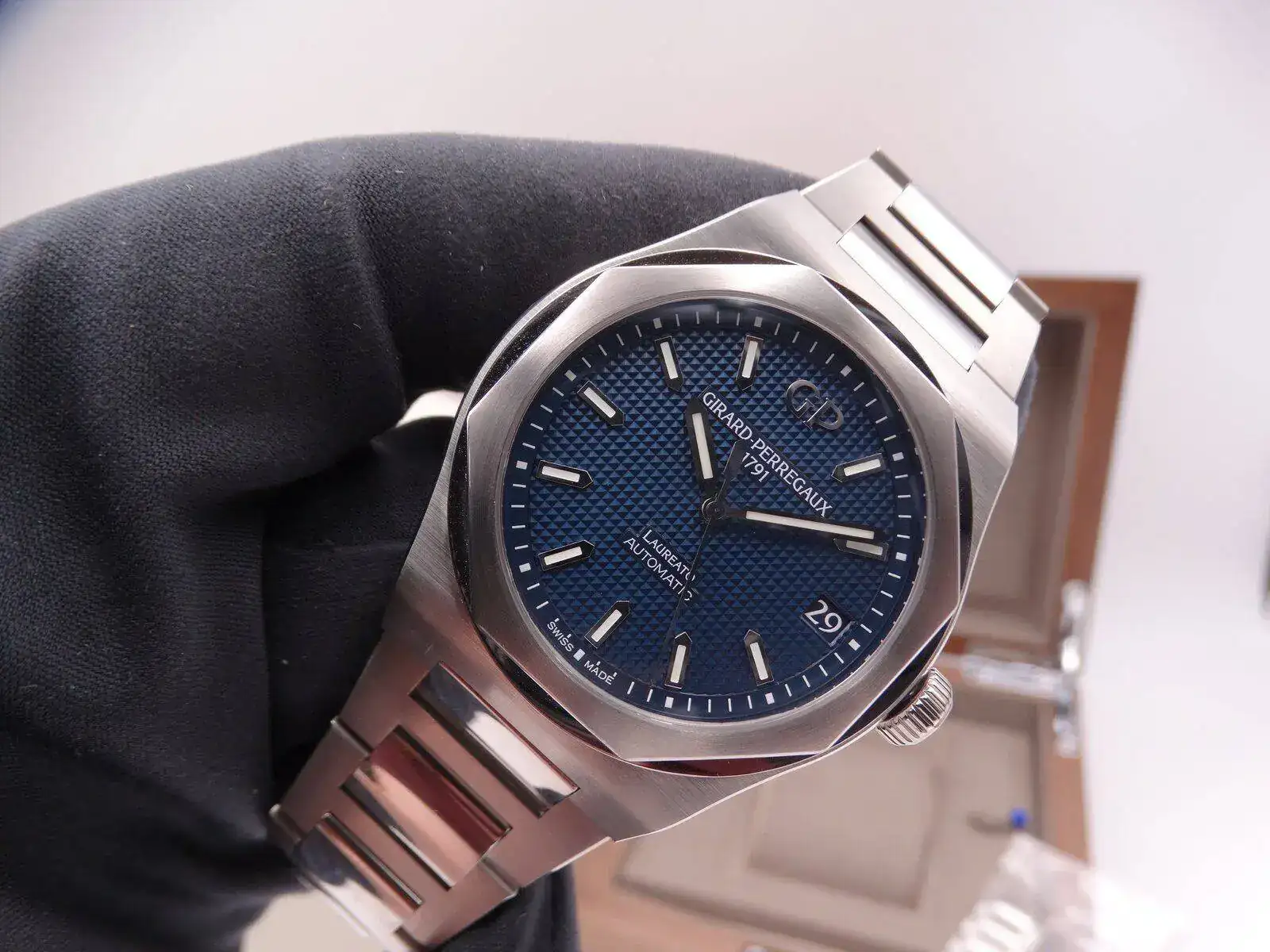 Girard Perregaux Laureato Blue 01626.JPG