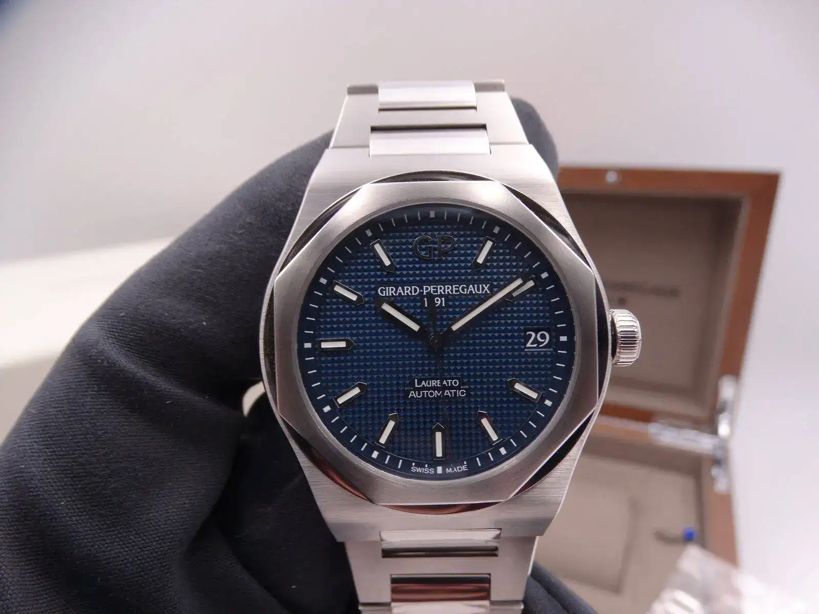 Girard Perregaux Laureato Blue 01627.JPG