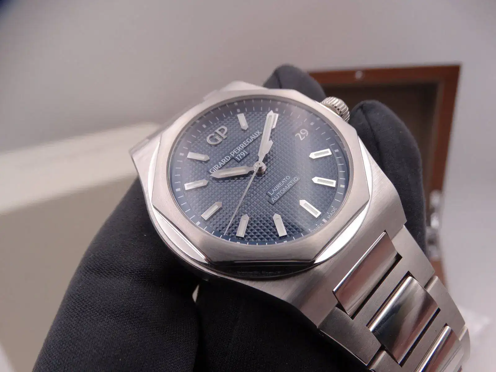 Girard Perregaux Laureato Blue 01631.JPG