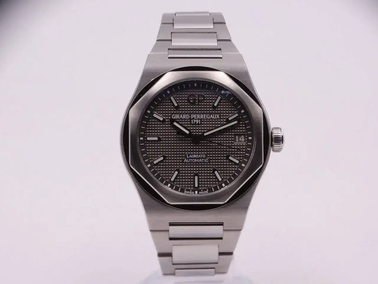Girard Perregaux Laureato Grey 06456.JPG